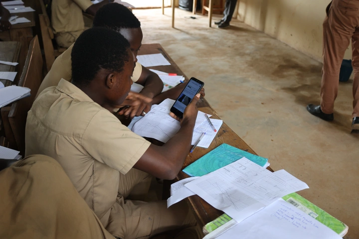 Studenten an der Elfenbeinküste testen die neuen E-Learning-Technologien, die von der EPFL entwickelt wurden.  Quelle Foto: ©EPFL-EXAF