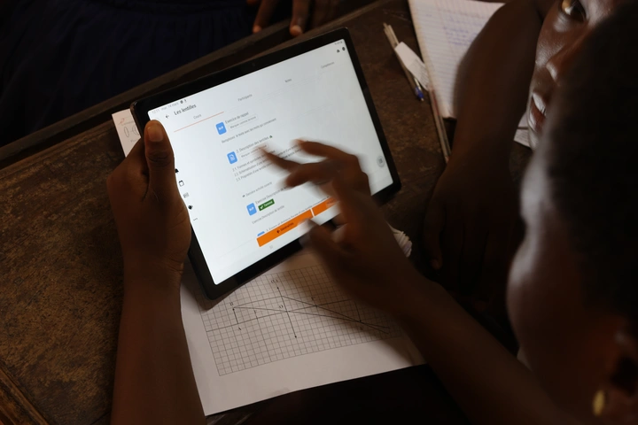 Studenten an der Elfenbeinküste testen die neuen E-Learning-Technologien, die von der EPFL entwickelt wurden.  Quelle Foto: ©EPFL-EXAF