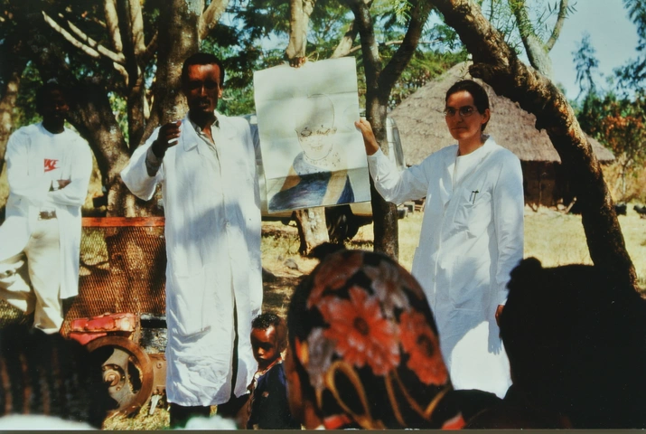 Beatrice Hauser, une infirmière ophtalmologue au sein de la clinique Walga de Mission am Nil (en Ethiopie), sensibilise les villages à l’hygiène oculaire, afin de leur éviter des infections dangereuses. Photo: Mission am Nil (1992).