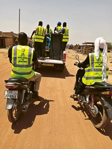 Pendant la pandémie de Covid, le Balai Citoyen a organisé une campagne de sensibilisation sur les mesures de protection de la population, comme ici à Tampouy, un quartier de Ouagadougou (Burkina Faso).