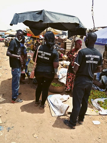 Pendant la pandémie de Covid, le Balai Citoyen a organisé une campagne de sensibilisation sur les mesures de protection de la population, comme ici à Tampouy, un quartier de Ouagadougou (Burkina Faso).