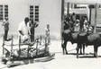 Vorschau Ein Krankentransport im Krankenhaus in Kalukembe in Angola. Die grosse medizinische Station wurde ab 1946 von Schweizer Ärzten und SAM global unterstützt. Foto: SAM global (1982).