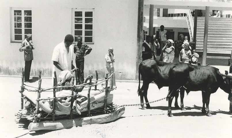 Ein Krankentransport im Krankenhaus in Kalukembe in Angola. Die grosse medizinische Station wurde ab 1946 von Schweizer Ärzten und SAM global unterstützt. Foto: SAM global (1982).