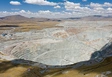 Vorschau Die Mine Tintaya-Antapaccay in Peru, wo Glencore Kupfer abbaut. Perus kontinuierliches Wirtschaftswachstum der letzten Jahre führt nur bedingt zu sozialer Entwicklung und politischer Stabilisierung. Oft ist die Politik in korrupte Geschäfte mit den Rohstofffirmen verwickelt und die lokalen Regierungen sind fast vollständig abhängig von Steuereinnahmen aus dem Bergbau.