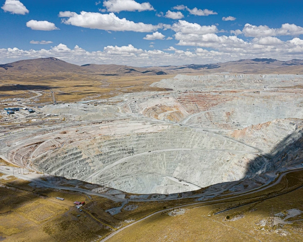 Die Mine Tintaya-Antapaccay in Peru, wo Glencore Kupfer abbaut. Perus kontinuierliches Wirtschaftswachstum der letzten Jahre führt nur bedingt zu sozialer Entwicklung und politischer Stabilisierung. Oft ist die Politik in korrupte Geschäfte mit den Rohstofffirmen verwickelt und die lokalen Regierungen sind fast vollständig abhängig von Steuereinnahmen aus dem Bergbau.