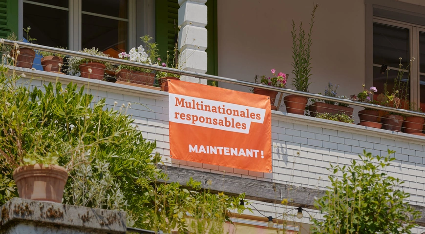 Drapeau accroché à un balcon : Multinationales responsables MAINTENANT !