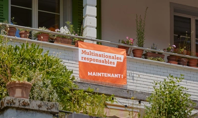 Drapeau accroché à un balcon : Multinationales responsables MAINTENANT !