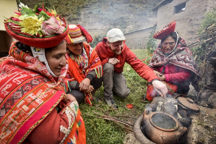 Marc Fessler, im Einsatz mit Comundo bei der Partnerorganisation Inkas Vivientes, unterstützte in den peruanischen Anden den Aufbau eines sanften Tourismus. Die indigenen Gemeinschaften können damit ihr traditionelles Wissen nutzen, um neue Einkommensquellen zu erschliessen. Foto: Comundo/Marcel Kaufmann (2019).