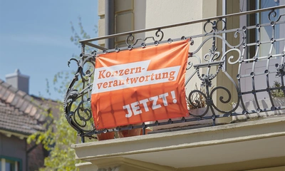 Fahne an Balkon: Konzernverantwortung jetzt!