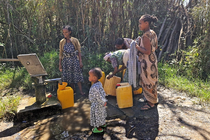 In the villages around the Walga Health Centre in Ethiopia, which is supported by Mission am Nil, dozens of drinking water wells ensure that people do not have to resort to using polluted river water. This helps to prevent many infectious diseases. Photo: Mission am Nil