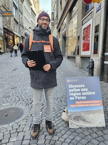 Notre secrétaire général Raji Sultan s'engage pour la nouvelle initiative pour des multinationales responsables. Les deux derniers Samedi , il a récolté des signatures aux côtés de plus de 2'500 autres volontaires dans toute la Suisse. 💪🏼 Photos : Kaya Pawlowska, Public Eye