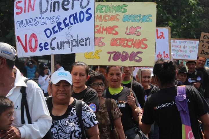 Während einer von Los Angelitos – eine Partnerorganisation von Eirene Suisse in El Salvador – organisierten Demonstration fordern Menschen mit Behinderungen gleiche Rechte. Fotos: Eirene Suisse/Los Angelitos (2018).