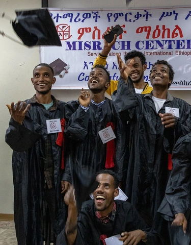 Un groupe de sourds célèbre la réussite de leur formation de menuisier au centre de formation pour des personnes vivant avec des handicaps physiques, soutenu par Mission am Nil en Éthiopie. Photo : Mission am Nil (2024)