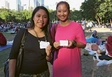Vorschau Vivi Wangka und ihre Mitarbeiterin vom Rechtsberatungsdienst verteilen im Hongkonger Victoria Park Visitenkarten und erklären den Hausangestellten, in welchen Fällen sie bei ihnen Unterstützung erhalten. Quelle Foto: Mission 21