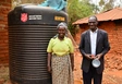 Aperçu Sammy et sa femme du Kenya ont participé au projet WASH de l'Armée du Salut. Ils ont maintenant un nouveau réservoir d'eau et un accès à l'eau potable fraîche.