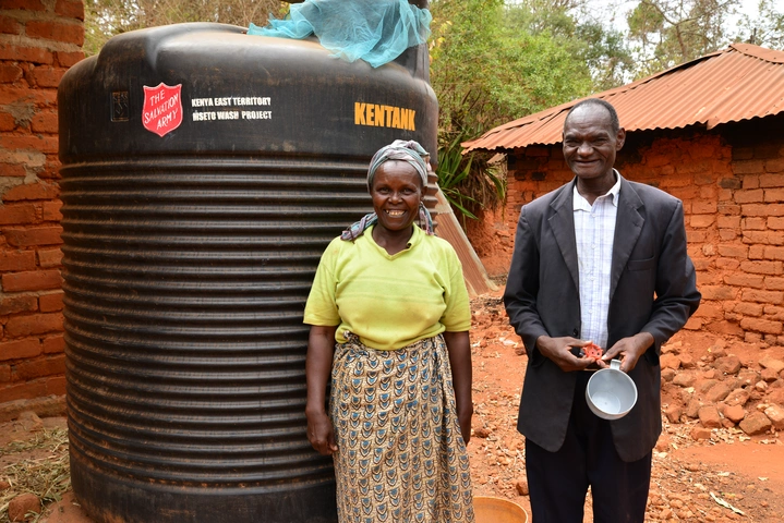 Sammy und seine Frau nahmen am WASH-Projekt der Heilsarmee teil und haben jetzt einen neuen Wassertank und Zugang zu frischem Trinkwasser. Foto: Heilsarmee (2024)