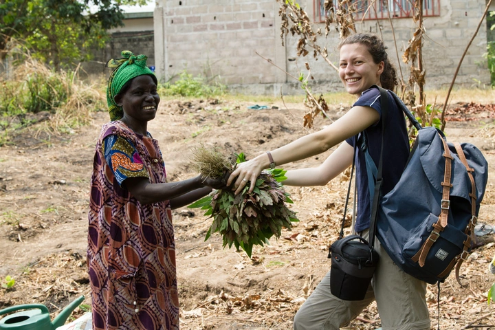 Die Architektin Alexa Schneider unterstützte während ihrem Einsatz mit der Heilsarmee in der Republik Kongo den Bau einer Schule für Blinde und half bei der Gemüseernte für ein Projekt mit vertriebenen Frauen mit. Foto: Heilsarmee (2018).