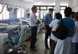 Aperçu Le Dr Christian Jordi, le coordinateur local de MediCuba-Suisse, et le Dr Nélido Gonzalez en discussion avec les professionnels d'une clinique dentaire à la Havane, au Cuba. Photo: MediCuba (2005).