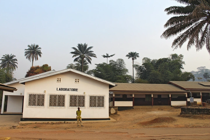 Das Labor des von SAM global unterstützten Centre Hospitalier Régional Spécialisé in Macenta (Guinea). Foto: Unité