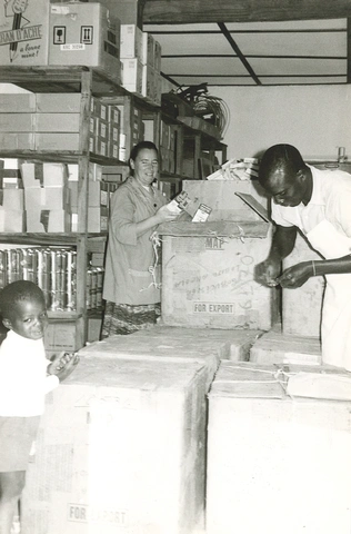 Gertrud Schürch, une coopérante de SAM global, et un employé d'une pharmacie déballent ensemble des paquets de médicaments de leurs cartons en Angola. Photo: SAM global (1971).