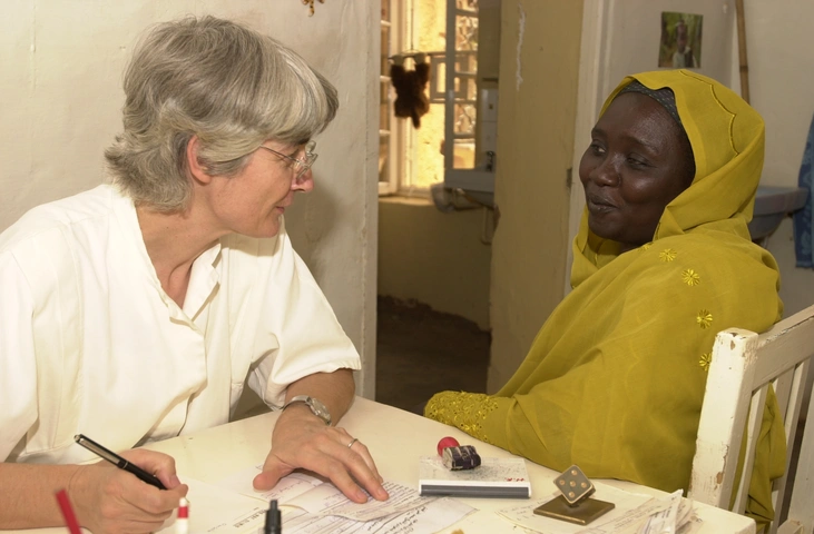 Heidi Reinemann, la coopérate de Mission am Nil, présente à la clinique d’Abu Rof, au Sudan. Grâce au soutien financier de Mission am Nil, la clinique peut également prendre en charge les patient·e·s qui n'ont pas les moyens de se payer un traitement. Photo: Mission am Nil (2004).