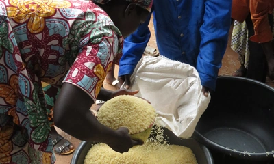 Foto: Die Partnerorganisationen von Mission 21 schulen in Nigeria Kleinbauern und -bäuerinnen in Umweltschutz und nachhaltiger Landwirtschaft. Manchmal müssen aufgrund der Nahrungsmittelknappheit aber auch Lebensmittel verteilt werden, wie hier im Rahmen des humanitären Projekts einer Partnerorganisation von Mission 21.