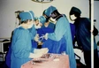 Aperçu Trois médecins suisses en train de travailler avec leurs collègues tchadiens lors de leur affectation avec la Mission Evangélique au Tchad dans un hôpital de Koyom. Photo: MET/Thomas Zürcher (1983-1987).