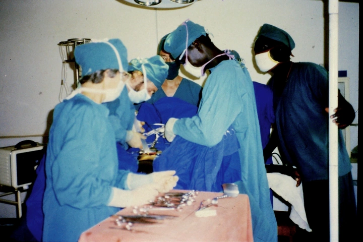 Trois médecins suisses en train de travailler avec leurs collègues tchadiens lors de leur affectation avec la Mission Evangélique au Tchad dans un hôpital de Koyom. Photo: MET/Thomas Zürcher (1983-1987).