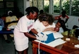 Vorschau Die Hebamme Marion Jaquet im Einsatz mit Eirene Suisse in Haiti bei der Partnerorganisation Groupe Recherches Actions Partenariats Haiti. Foto: Eirene Suisse (1990).