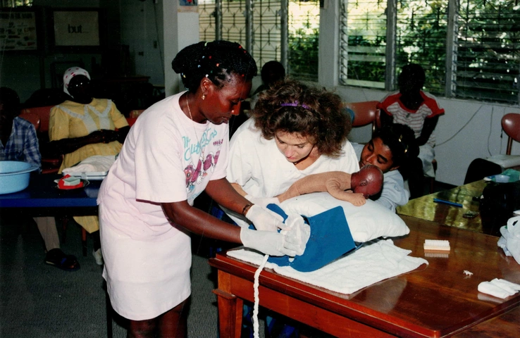 Die Hebamme Marion Jaquet im Einsatz mit Eirene Suisse in Haiti bei der Partnerorganisation Groupe Recherches Actions Partenariats Haiti. Foto: Eirene Suisse (1990).