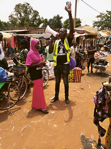 Pendant la pandémie de Covid, le Balai Citoyen a organisé une campagne de sensibilisation sur les mesures de protection de la population, comme ici à Tampouy, un quartier de Ouagadougou (Burkina Faso).