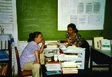 Aperçu Au Nicaragua, au sein de l’école Barrilete de Colores où les deux coopérantes de l’Association AMCA (Nicolette Gianella et Ana Paula Miranda), préparent un cours de formation pour les enseignant-e-s. Photo: AMCA (1998).