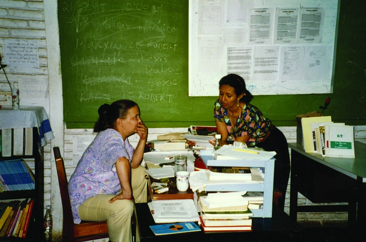 Au Nicaragua, au sein de l’école Barrilete de Colores où les deux coopérantes de l’Association AMCA (Nicolette Gianella et Ana Paula Miranda), préparent un cours de formation pour les enseignant-e-s. Photo: AMCA (1998).