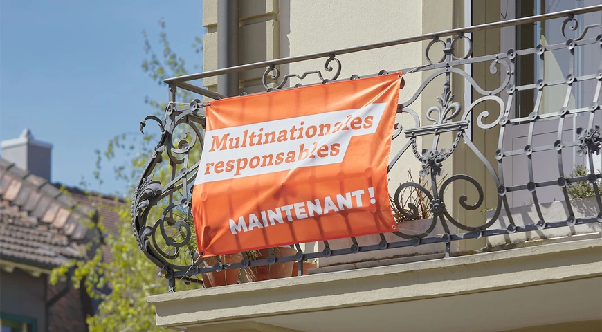 Drapeau accroché à un balcon : Multinationales responsables MAINTENANT !