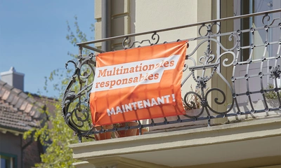 Drapeau accroché à un balcon : Multinationales responsables MAINTENANT !