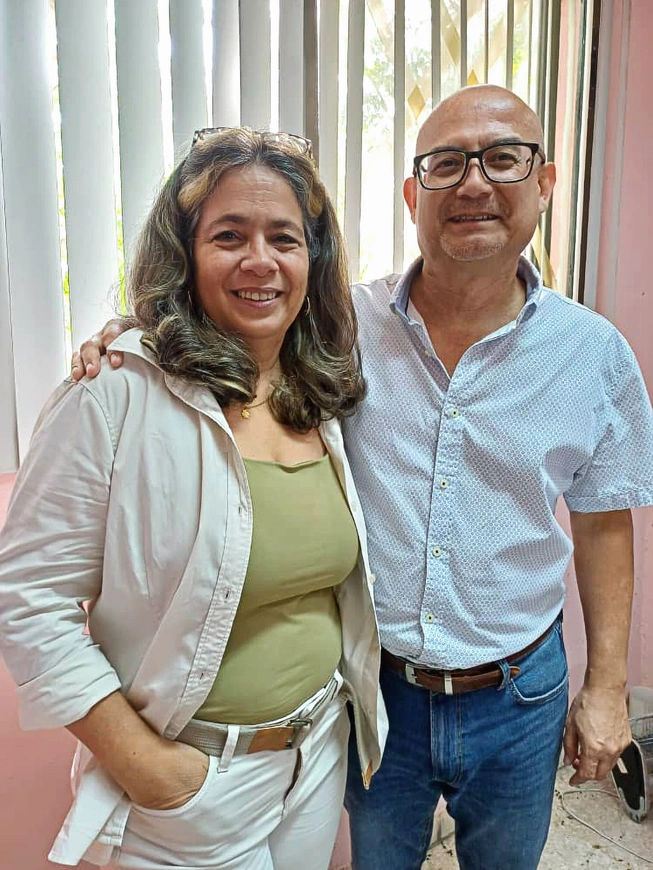 Yaima Galán, coordinatrice du projet RNC, et Manuel Vanegas, coordinateur de mediCuba­Suisse, visitent un hôpital à La Havane. Photo : RNC (2024)