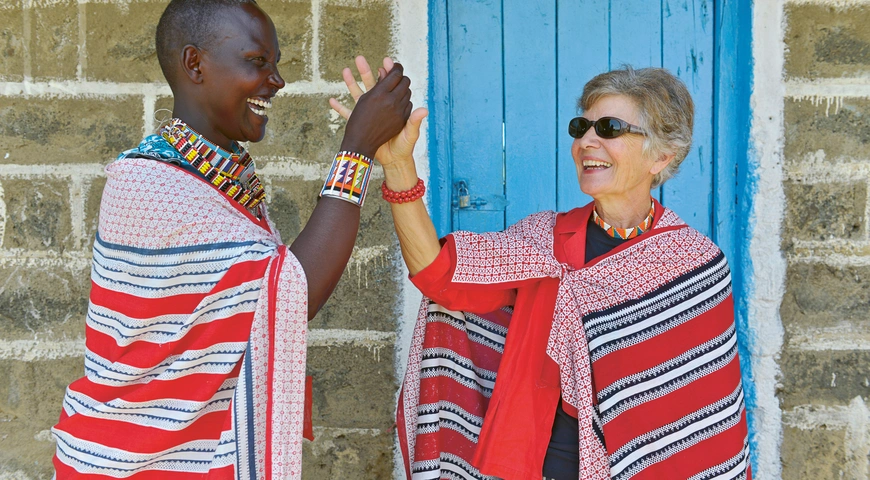 Photo : La coopérante Nelly Näf, en visite auprès de la communauté Maasai Masaï au Keyna. Source: Marcel Kaufmann, Comundo