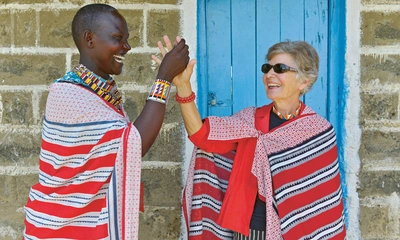 Photo : La coopérante Nelly Näf, en visite auprès de la communauté Maasai Masaï au Keyna. Source: Marcel Kaufmann, Comundo