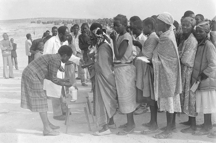 1992: Des médicaments sont distribués quotidiennement, en Angola.