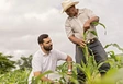 Aperçu 2022: Le coopérant de Comundo et agriculteur Marco Ventriglia aide son collègue Don Luis Alfredo au Nicaragua à développer des méthodes de culture qui garantissent une meilleure adaptation au changement climatique et une plus grande sécurité alimentaire.