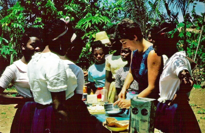 1967: L'enseignante Josiane Potterat, l'une des premières intervenantes d'Eirene Suisse en Haïti, a transmis aux enfants les bases de l'hygiène alimentaire, de la cuisine et des soins aux enfants, ainsi que des soins infirmiers et de couture.