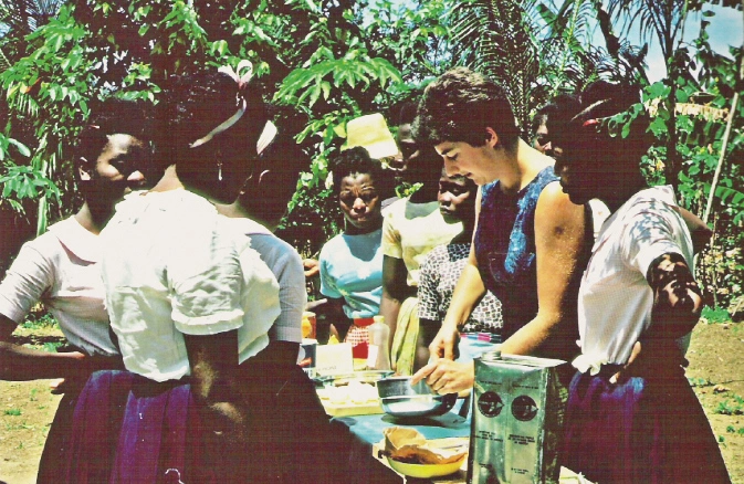 Die Lehrerin Josiane Potterat, eine der ersten Einsatzleistenden von Eirene Suisse in Haiti, vermittelte den Kindern die Grundlagen der Lebensmittelhygiene, des Kochens und der Kinderpflege sowie der Krankenpflege und des Nähens.