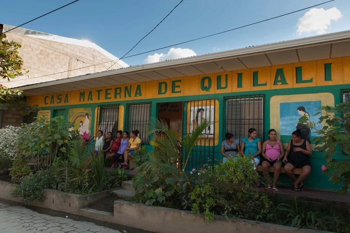 La Casa Materna, une organisation partenaire de l’Association AMCA, apporte une contribution importante à la prévention de la mortalité maternelle et des décès péri- et néonataux au Nicaragua. On y voit 4 femmes invitées à la pépinière de Quilalí. Photos: AMCA (2015).