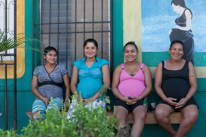 La Casa Materna, une organisation partenaire de l’Association AMCA, apporte une contribution importante à la prévention de la mortalité maternelle et des décès péri- et néonataux au Nicaragua. On y voit 4 femmes invitées à la pépinière de Quilalí. Photos: AMCA (2015).