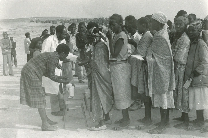 Des médicaments sont distribués quotidiennement, en Angola. Photo: SAM global (1992).