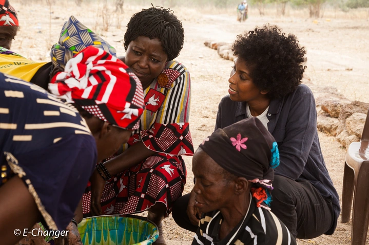 La coopérante d’E-CHANGER, Faisa Mohamed, a soutenu l'organisation burkinabè Le Baobab dans la promotion de la formation professionnelle des jeunes et des femmes, ainsi que dans la création d'une filière de production de Beurre de Karité afin d'assurer les moyens de subsistance des bénéficiaires. Photo: E-CHANGER (2022).