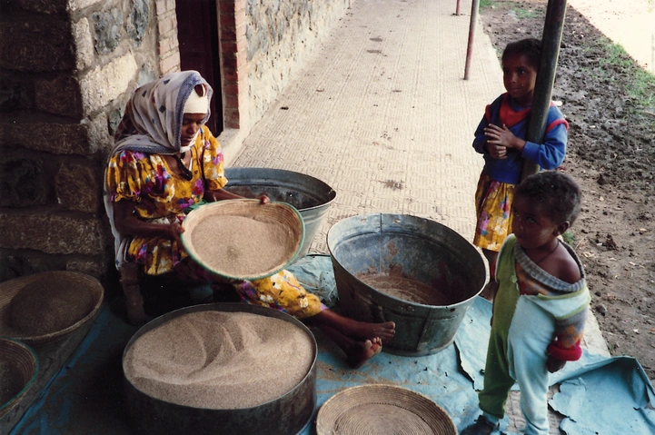 L’Evangelic-Lutheran Church of Eritrea (ELCE), l'organisation partenaire de Mission am Nil en Erythrée, gère une école et un internat dans la ville d'Adi Quala. Aujourd'hui, l'école est nationalisée, tandis que l'internat est toujours sous la tutelle de l'ELCE. Photos: Mission am Nil (1996).