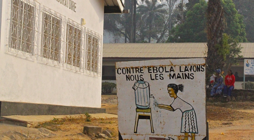 «Gegen Ebola Hände waschen» war eine der wichtigsten Prä­ventionsmassnahmen während dem Ebola­Ausbruch in Guinea. Foto SAM global (2018)