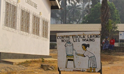 «Gegen Ebola Hände waschen» war eine der wichtigsten Prä­ventionsmassnahmen während dem Ebola­Ausbruch in Guinea. Foto SAM global (2018)