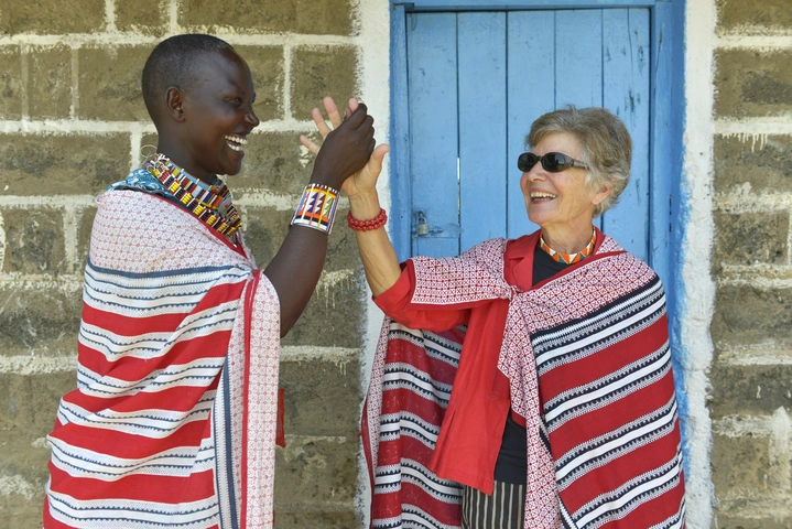 La coopérante Nelly Näf, en visite auprès de la communauté Maasai au Keyna, dans le district de Narok. Comundo tente de renforcer la région d’Empaash au travers d’une amélioration de l’état général de santé et les conditions de vie. Photo: Comundo/Marcel Kaufmann (2014).